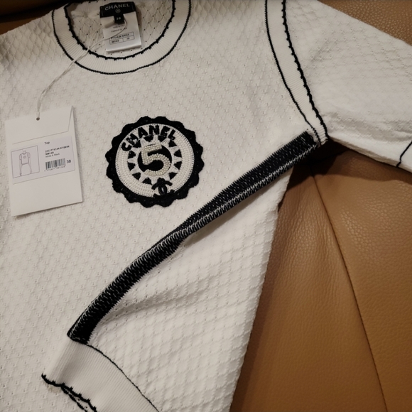 Chanel white and black logo badge t-shirt - Picture 4 of 16